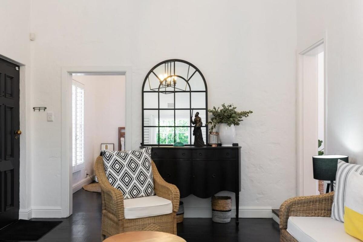 Ty-bach Cotttage Leafy Newlands Village Holiday home Cape Town