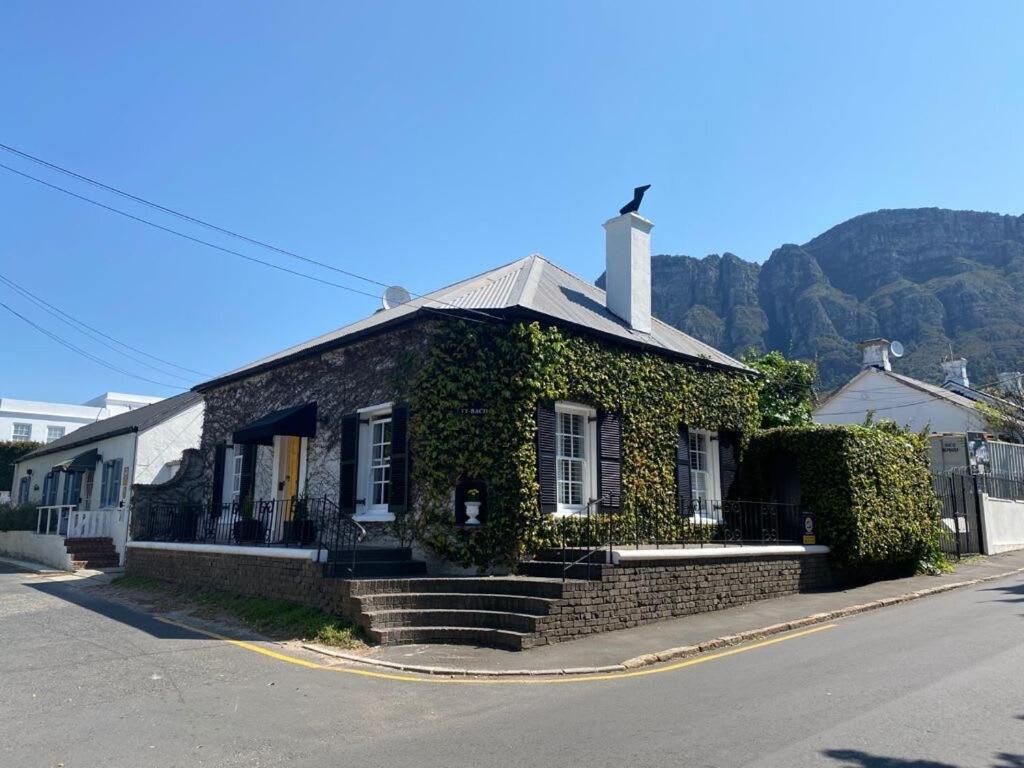Holiday home Ty-bach Cotttage Leafy Newlands Village