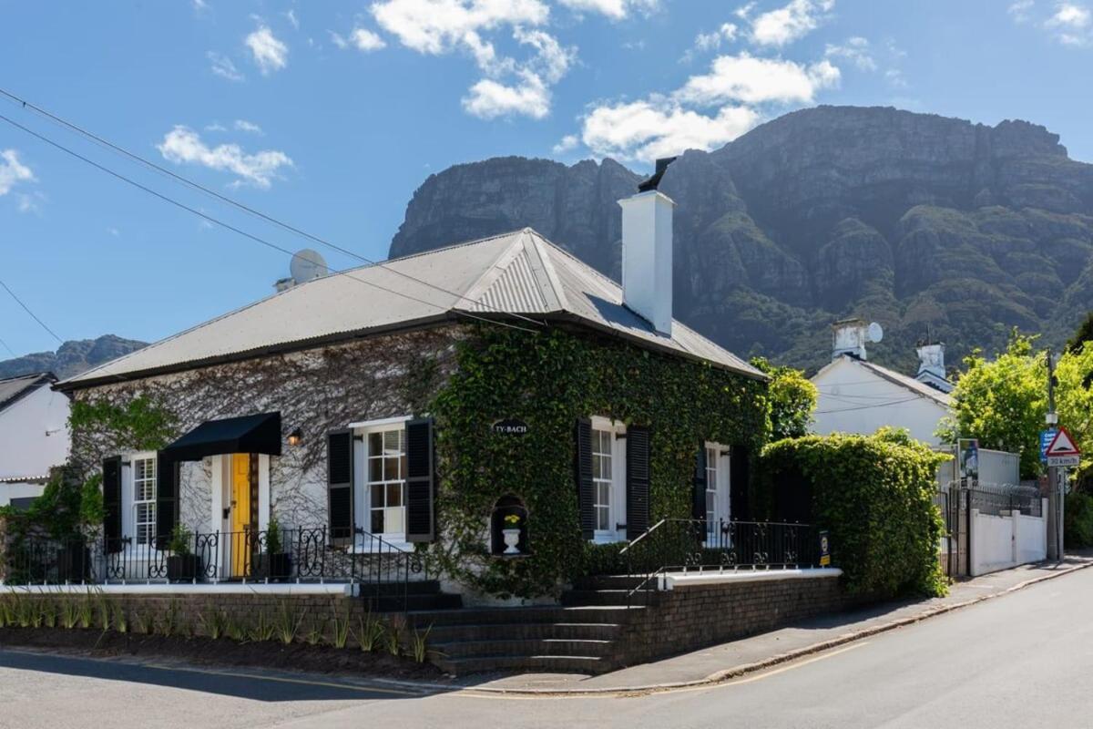 Ty-bach Cotttage Leafy Newlands Village Holiday home *